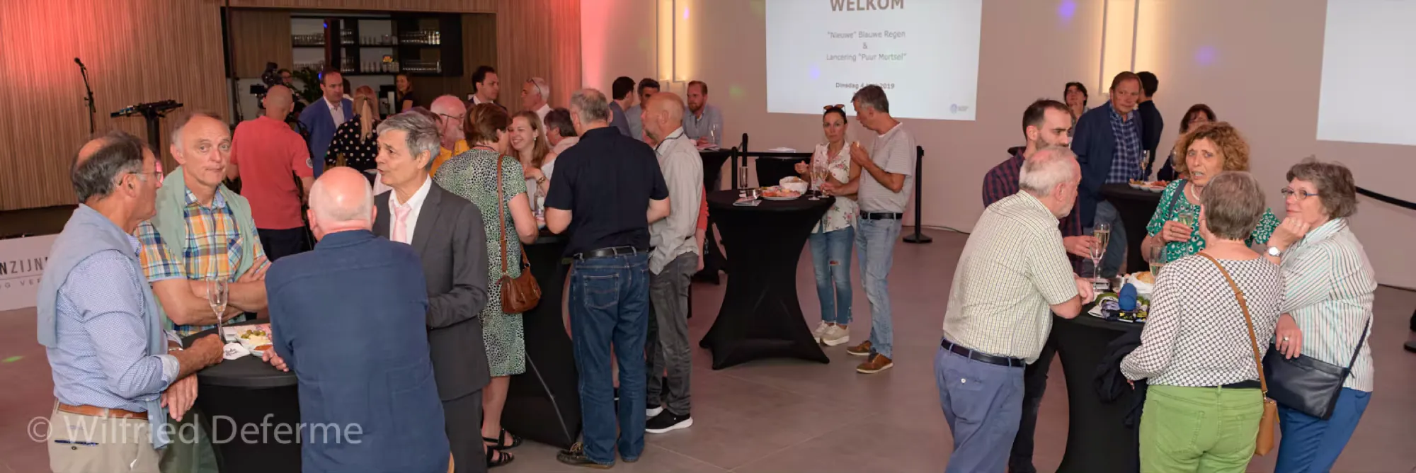 Onthaal van gasten bij een bedrijfsfeest, Blauwe Regen