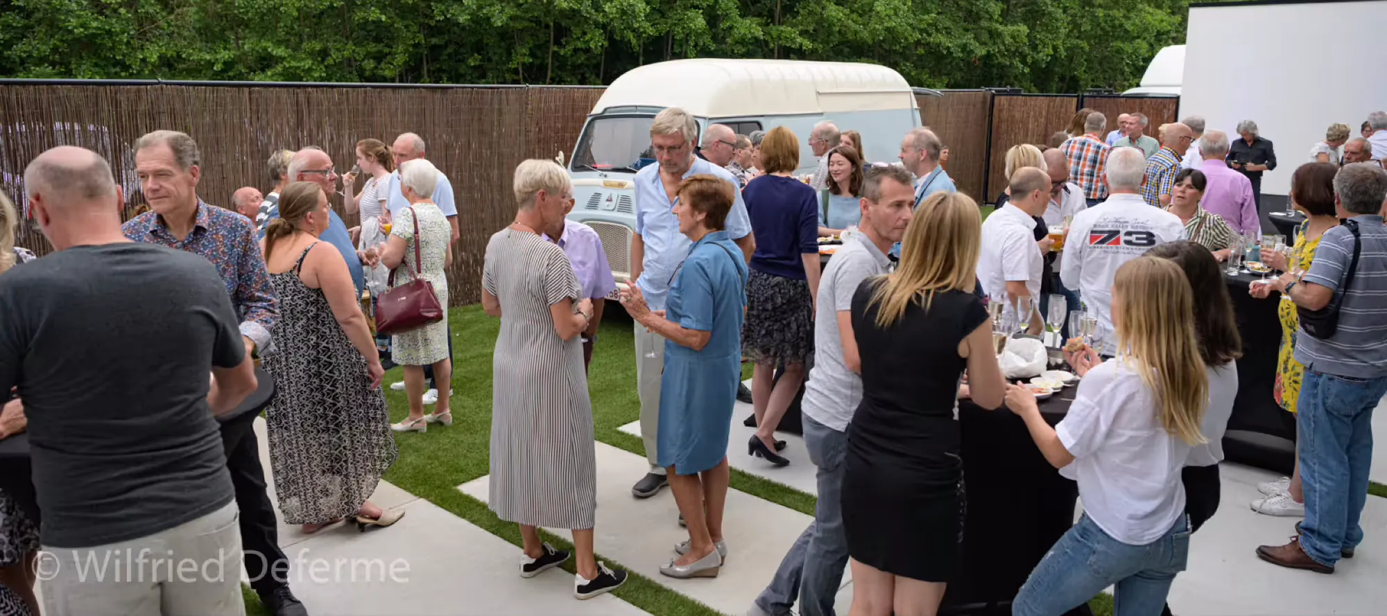 Sfeerbeeld van gasten bij een familiefeest, Blauwe Regen