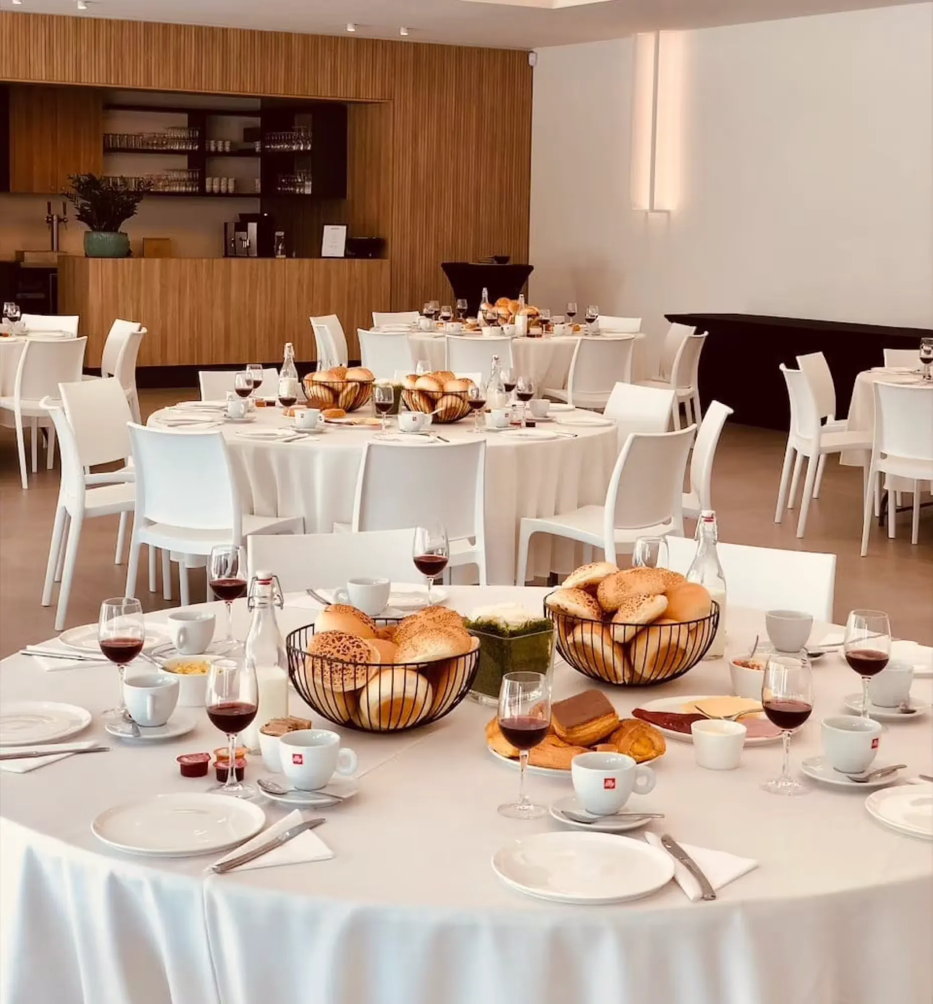 Broodjesbuffet op een koffietafel bij Blauwe Regen