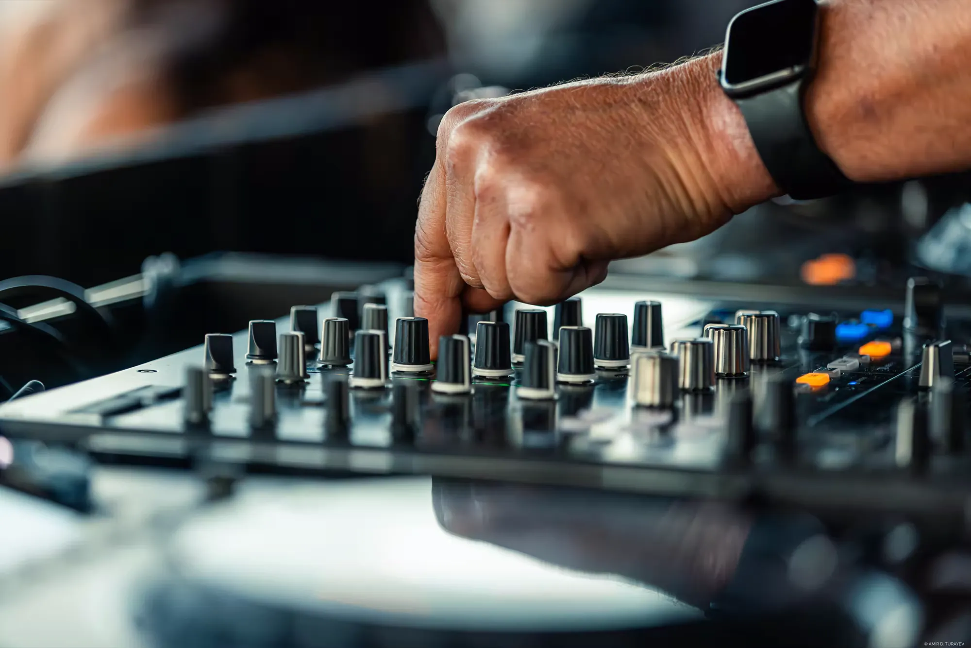 DJ-opstelling tijdens een personeelsfeest, Blauwe Regen
