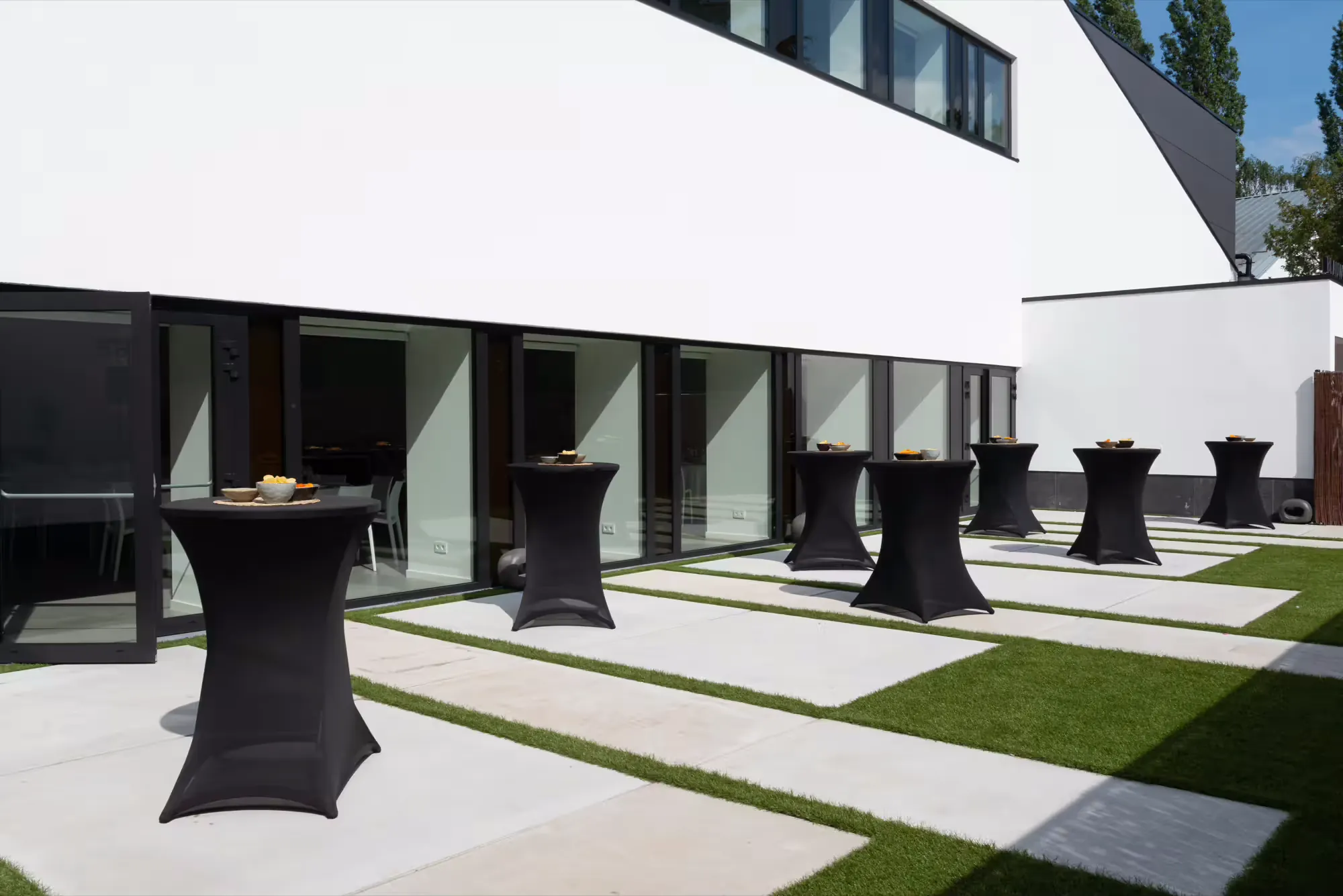 Receptie op het terras tijdens een trouwfeest bij Blauwe Regen